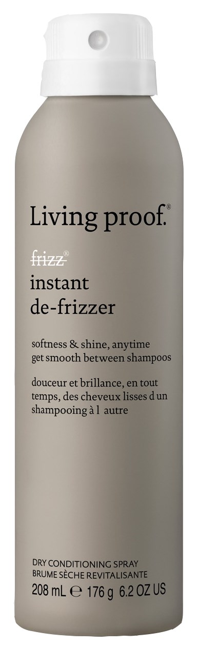 En lång, grå flaska med vit lock, märkt 'Living proof' och 'instant de-frizzer', för hårvård.
