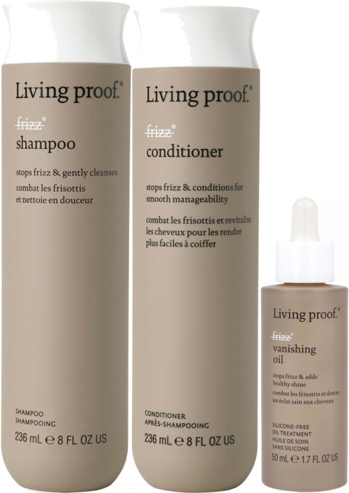Tre hårpleieprodukter: sjampo, balsam og forsvinnende olje fra Living proof. De er i flasker med hvite lokk.