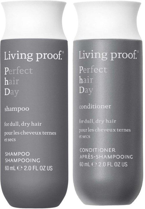 Kaksi harmaata pulloa, merkitty Living proof Perfect hair Day, toisessa shampoota ja toisessa hoitoainetta, kuivalle ja samealle hielle.