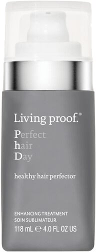 En grå flaska med vitt pumpmunstycke, märkt "Living proof. Perfect hair day," för hårvård.