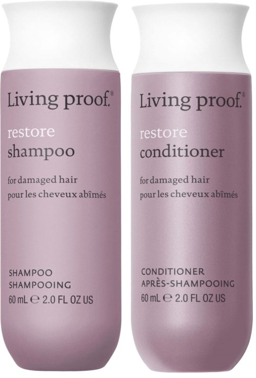 Kaksi vaaleanpunertavaa Living Proof -tuotepulloa: restore-shampoo ja hoitoaine vaurioituneeseen hiukseen.
