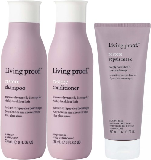 Tre rosa flasker: sjampo, balsam og reparasjonsmaske fra Living proof, for sunt hår.