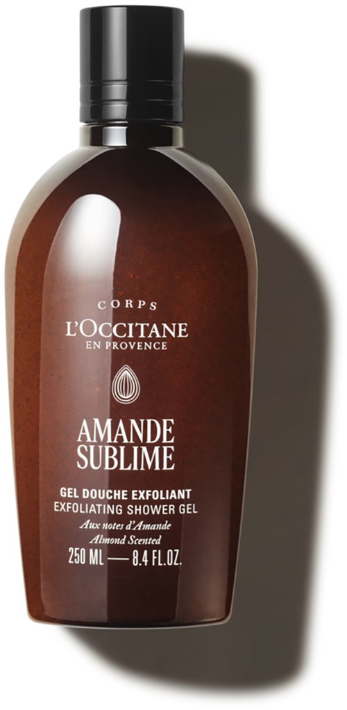 Eine braune Flasche mit exfolierendem Duschgel, schwarzer Deckel, Markenname Amande Sublime von L'Occitane, 250 ml.