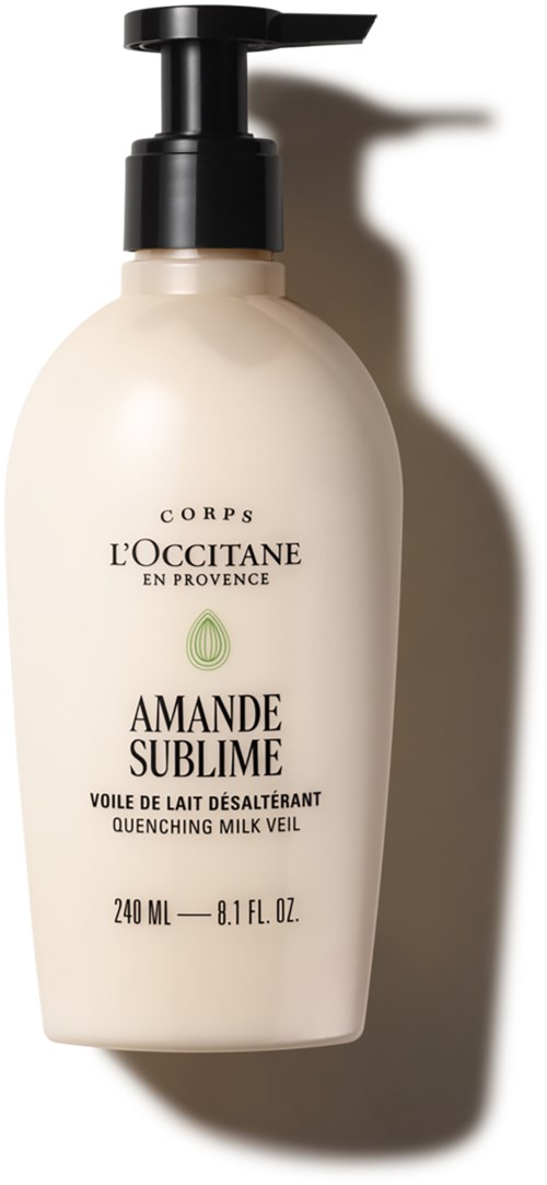 Eine weiße Lotionflasche mit Pumpe, beschriftet Amande Sublime, hergestellt von L'Occitane, enthält 240 ml beruhigenden Milchschleier.