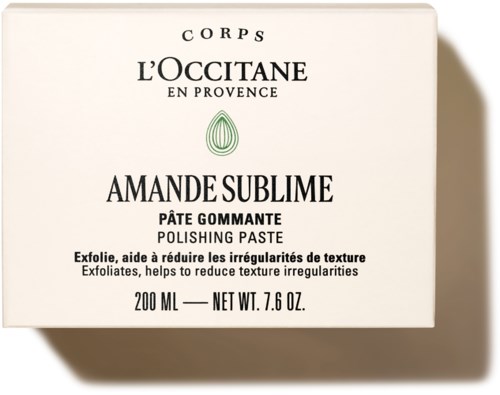 Ein weißer Karton mit schwarzem Text zeigt L'Occitane Amande Sublime Polierpaste, 200 ml, Hilft, Texturunregelmäßigkeiten zu reduzieren.