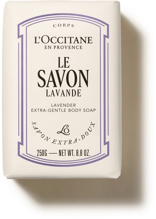 Eine weiße Seifenverpackung mit lila Rändern, beschriftet mit 'Lavender Extra-Gentle Body Soap' von L'Occitane in Provence.