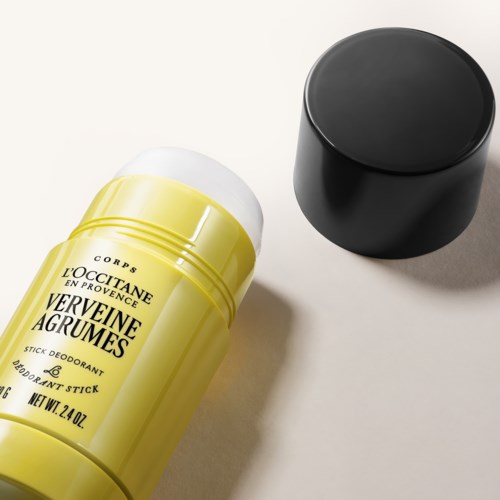 Geleodorantstift met zwart deksel, gemarkeerd L'Occitane Verveine Agrumes, op een lichte ondergrond.