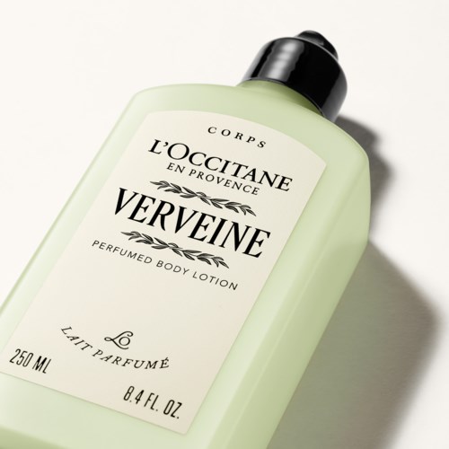 Eine hellgrüne Flasche mit parfümierter Körperlotion und schwarzem Deckel, beschriftet VERVEINE von L'OCCITANE.