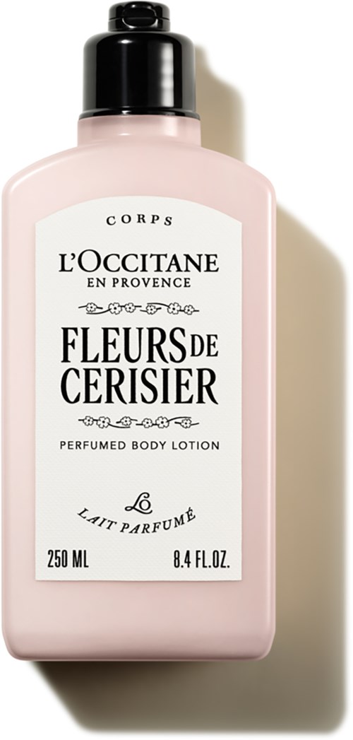 Eine rosa Flasche Parfüm-Bodylotion mit schwarzem Deckel, beschriftet 'Fleurs de Cerisier' von L'Occitane, 250 ml.