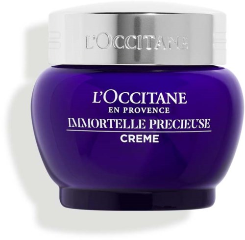Ein lila Behälter mit L'Occitane Immortelle Precious Cream und silbernem Deckel.