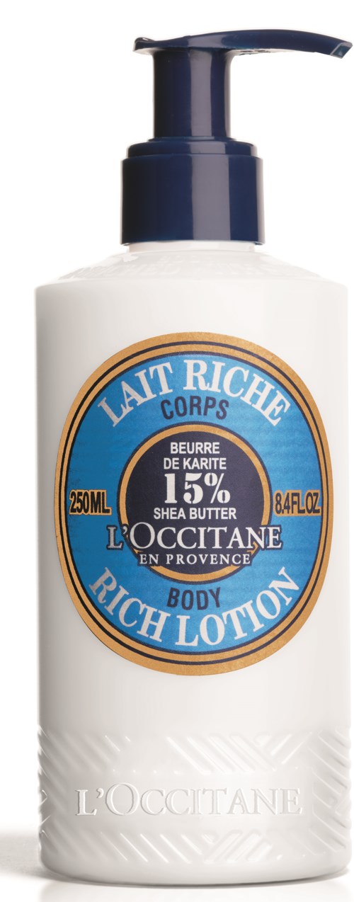 En vit flaska med en mörk pump, märkt som L'Occitane kroppslotion med sheasmör, 250 ml kapacitet.