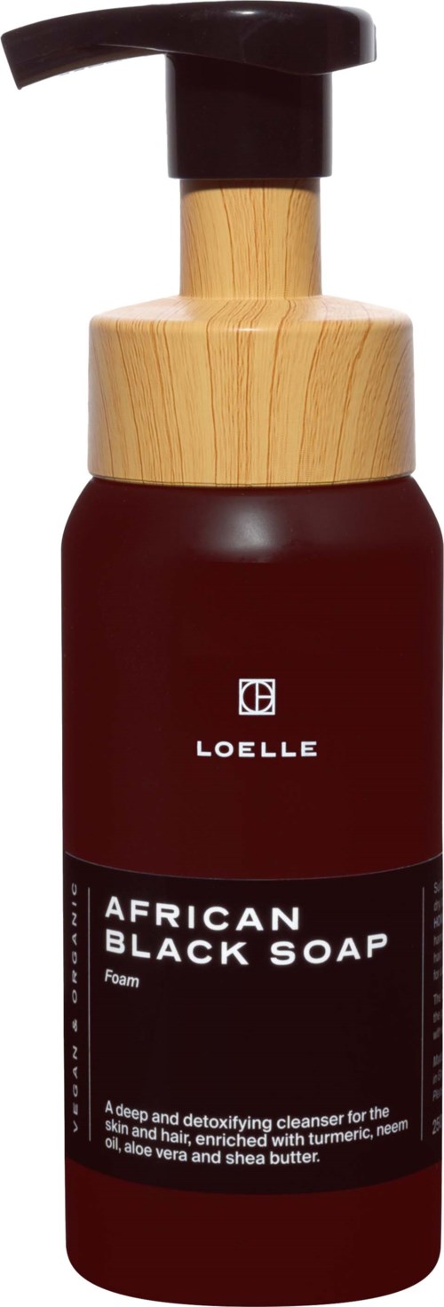 En flaska med pump, märkt 'African Black Soap' av Loelle, i mörkröd färg med ett trälock.