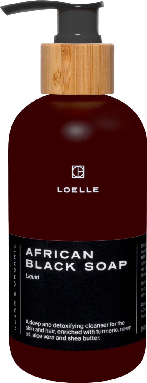 En mörkröd flaska med pump, märkt 'African Black Soap' av LOELLE, och ett trälock.