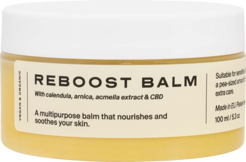 En gul burk av Reboost Balm med vit lock, märkt med ingredienser och användning för hudnäring och lindring.