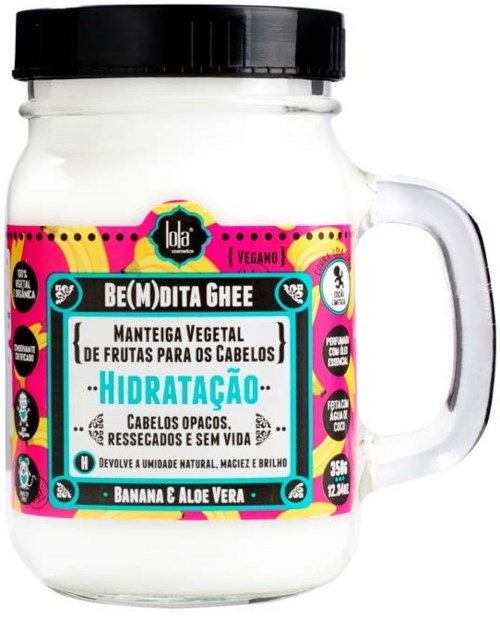 En vit burk med svart lock, rosa, gul och blå etikett som visar att den innehåller växtbaserad hårbalsam med banan och aloe.