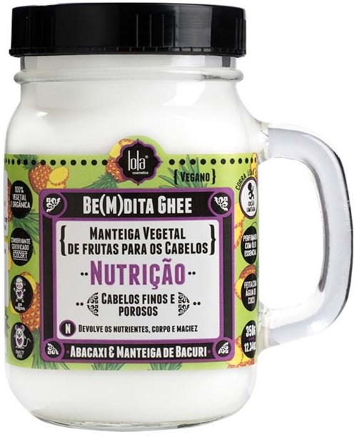 En krukke med vegansk hårpleieprodukt med bilder av ananas, fersken, pasjonsfrukt og bjørnebær. Teksten beskriver den som plantebasert.