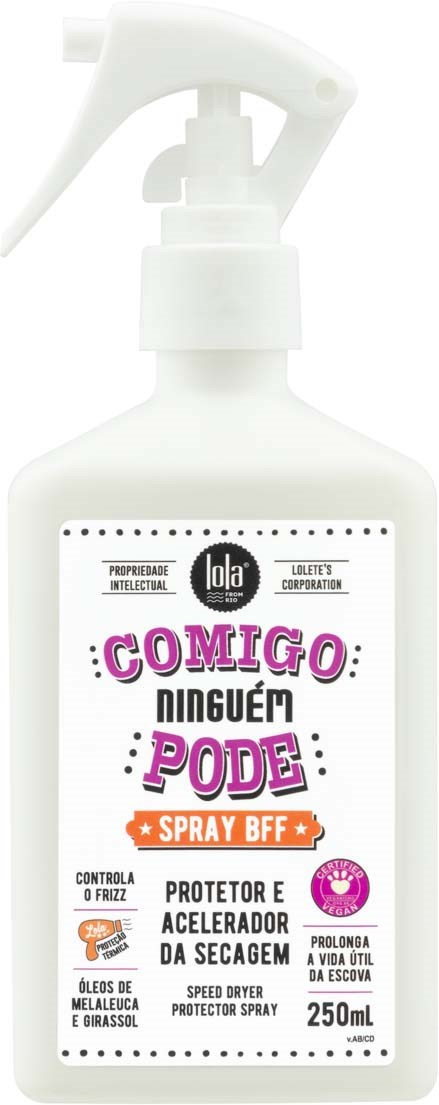 En vit sprayflaska med en etikett som varnar för missbruk av spray och visar att den kontrollerar torrhet. Den innehåller oljor och rymmer 250 ml.