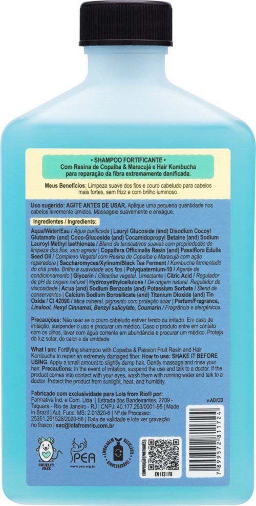 Vaaleansininen shampoopullo mustalla korkilla, sisältää hiustenhoitotuotteen, etiketti sisältää yksityiskohtaista tekstiä.