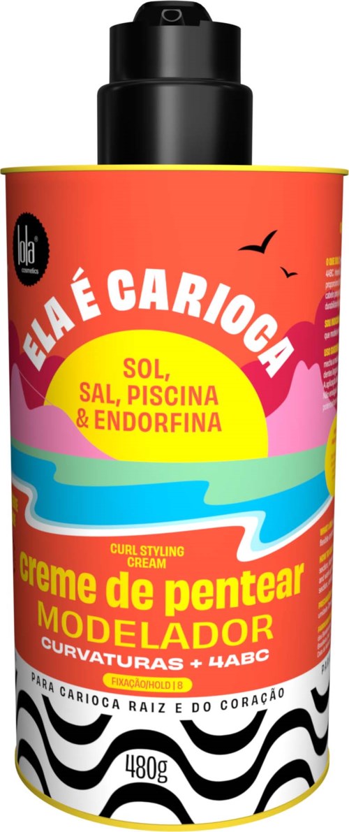 En rød flaske med stylingkrem for krøllete hår, med gule, blå og svarte design-elementer og tekst på portugisisk.