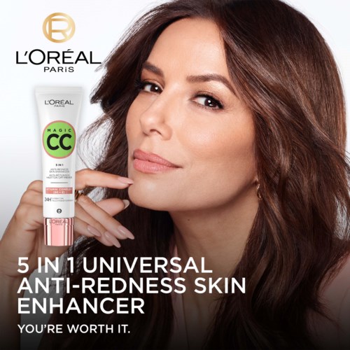 Frau mit braunen Haaren hält eine L'Oréal Hautpflege Tube, bewirbt einen multifunktionalen Anti-Rötungs-Hautverbesserer.