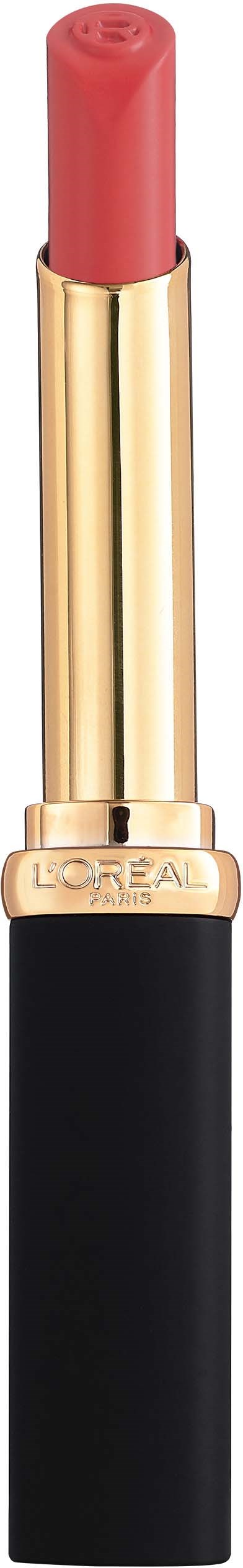 Een lippenstift met een zwart en gouden cassette en een roze-rode punt.