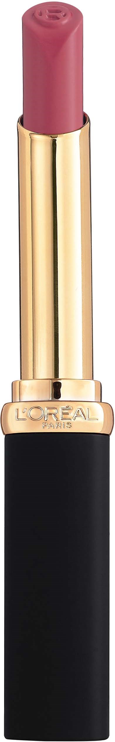 Ein rosa Lippenstift in einem Gold- und Schwarzzubehör. Der Lippenstift ist teilweise geöffnet, zeigt die Farbe.
