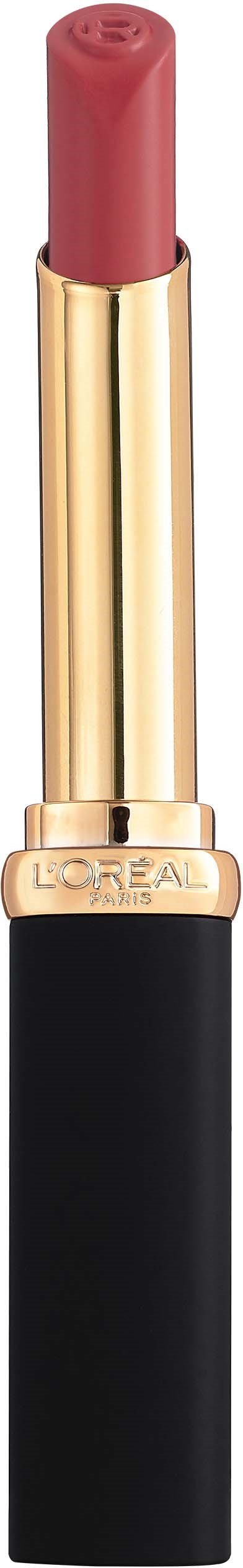 Een lipstick met een zwarte en gouden huls en roze-rode lipstick. Het staat rechtop.