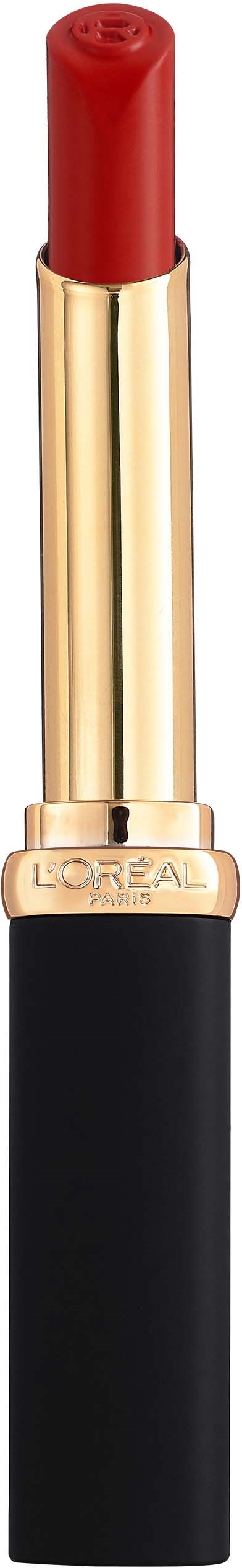 Ein roter Lippenstift in einer schwarzen und goldenen Hülse. Der Markenname L'Oreal ist sichtbar.