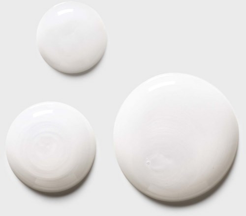 Drie witte ballen van verschillende groottes liggen op een lichte grijze achtergrond.