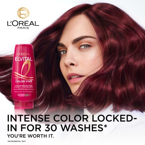 L'Oréal Elvital hårfärg med en kvinna som visar livfullt, glänsande rött hår och en rosa flaska till vänster.