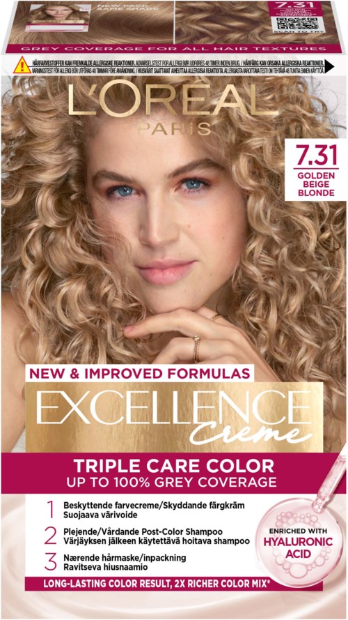 Eine Frau mit lockigem Blondhaar blickt auf die Verpackung von Haarfärbeprodukt namens Loreal Excellence Creme.