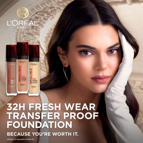 Vrouw met lang donker haar draagt make-up en handschoenen, promoot L'Oreal Paris 32H foundation. Tekst benadrukt duurzaamheid.