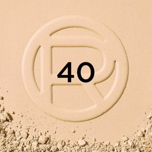 Ein weißer runder Gegenstand mit der Zahl 40, teilweise im Sand vergraben.