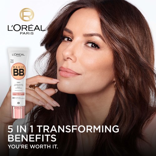 Een vrouw met bruin haar houdt een schoonheidsproduct vast en glimlacht. L'Oréal staat bovenaan, en tekst toont voordelen.