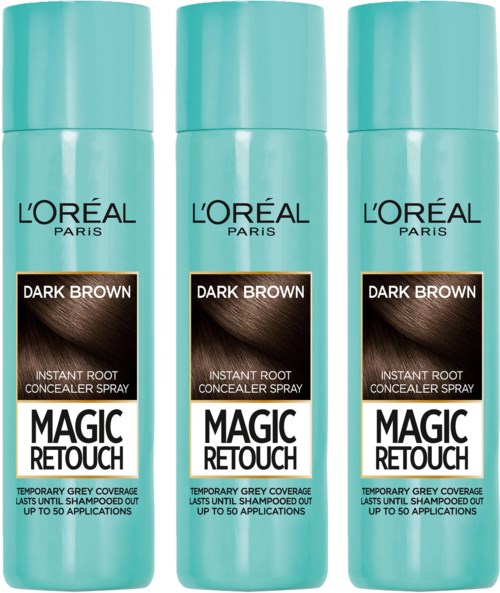Tre flasker av L'Oréal Paris Magic Retouch spray for mørkebrune røtter. Lyseblå flasker med svarte og hvite etiketter.