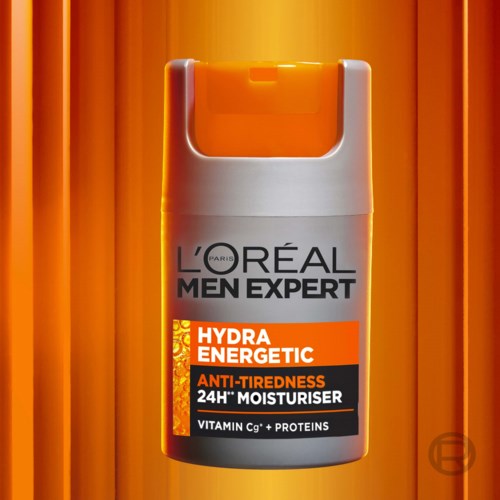 Eine weiße Flasche mit orangefarbenem Etikett für Männerfeuchtigkeitscreme, beschriftet mit 'L'Oréal Men Expert Hydra Energetic Anti-Tiredness, 24 Stunden.'