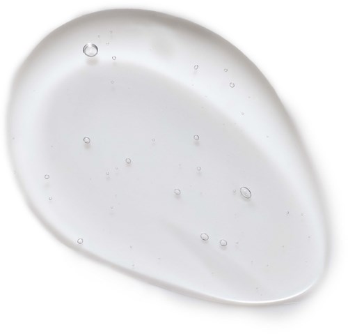 En hvit, tåreformet tallerken med gjennomsiktig gel med små bobler inni.