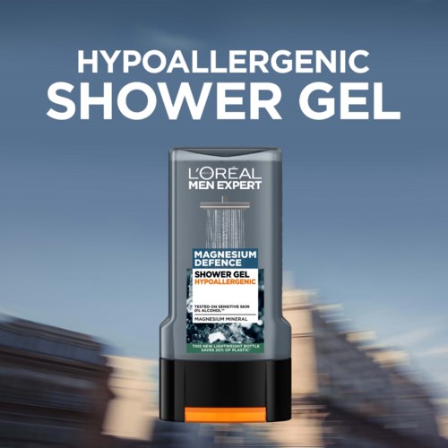 Een grijze fles L'Oréal Men Expert Douchegel met blauw en wit label, op een blauwe achtergrond.