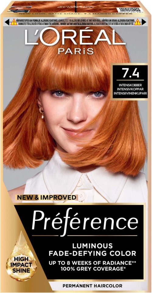 Rothaarige Frau mit geradem Haar, leicht lächelnd, trägt weißen Oberteil. L'Oréal-Markierung auf Haarfärbebox mit Produktinfo.