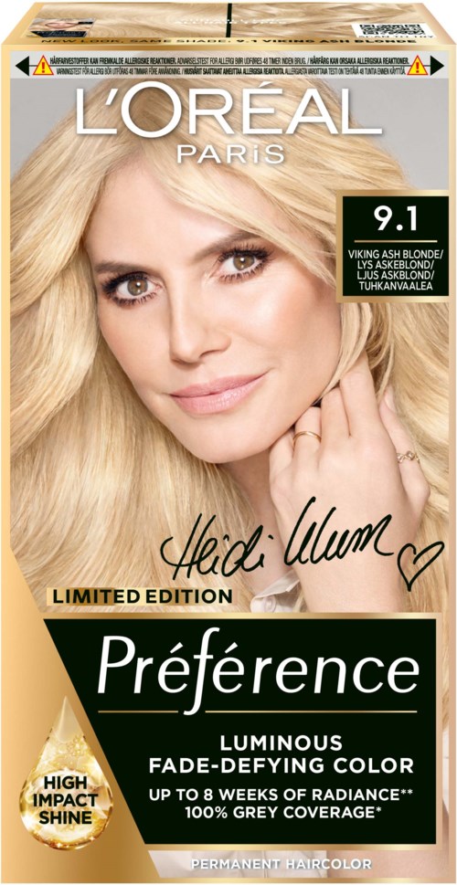 Eine blonde Frau mit hellem, lockigem Haar, Nahaufnahme des Gesichts, lächelt sanft, auf einer Haarfärbekarton.