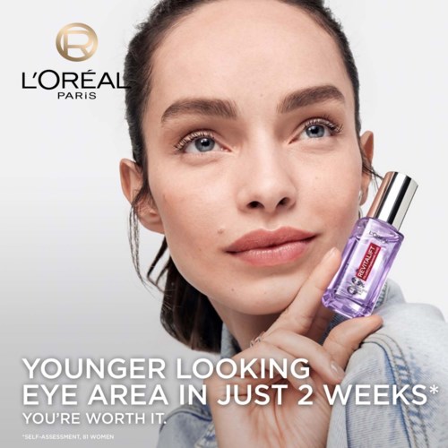 Junge Frau mit klarer Haut hält eine lila Hautpflegeflasche und bewirbt ein Produkt für jüngere Augen in zwei Wochen.