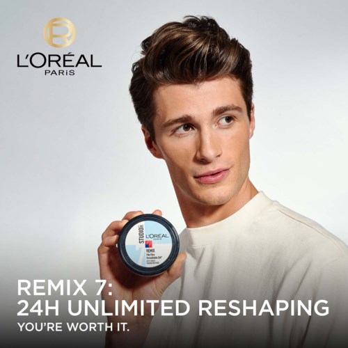 Een man houdt haarstylingproduct vast; L'Oréal-logo en tekst over een 24-uur hervormingsproduct worden weergegeven.