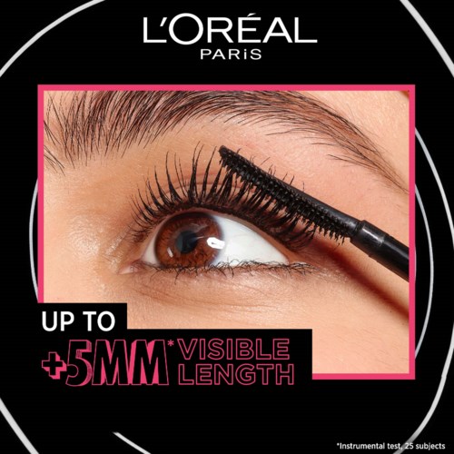 Eine Mascara-Bürste trägt Mascara auf Wimpern auf, mit Text über Verlängerung bis zu 5 mm.