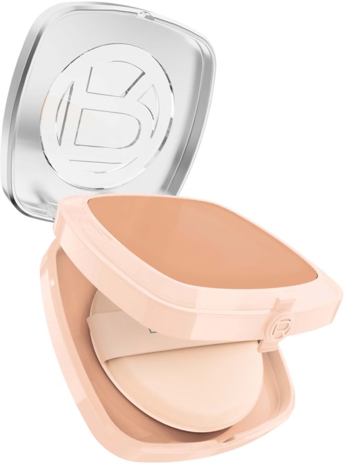 En kompakt, ljusrosa makeuppuderfodral med öppen lock och inuti en svamp.