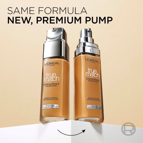 Zwei Flaschen Foundation mit Pumpe, beschriftet 'True Match' von L'Oréal, auf beigem Hintergrund, mit Text, der die neue Premium-Pumpe bewirbt.