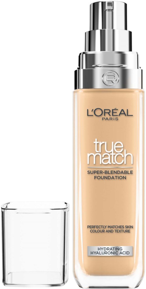 En flaska av L'Oreal True Match foundation med pump och ett glas. Den är ljus i färgen och anpassad för hudmatchning.