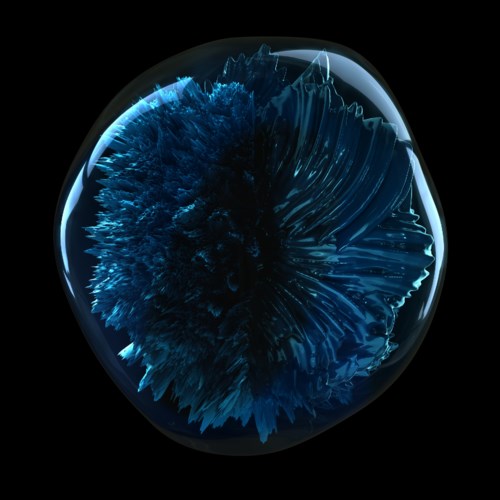 Eine blaue abstrakte Form in einem runden Glaselement, sieht aus wie eine Mischung aus Texturen und scharfen Linien.