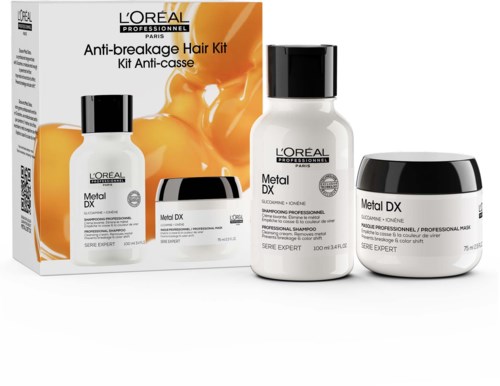 L'Oréal Metal DX anti-brytehårsett med sjampo, balsam og maske i hvite flasker med svarte lokk mot oransje bakgrunn.