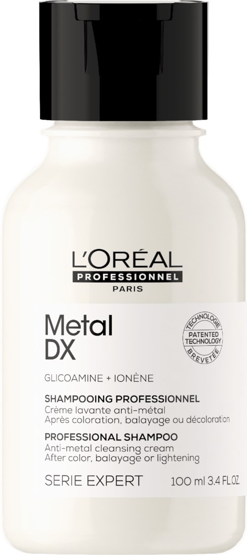 En vit flaska med svart lock märkt Loreal Metal DX schampo för att rengöra mot metaller efter färgning eller ljusning av håret.