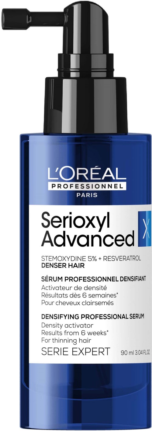 Sininen pullo mustalla sumutuspäällysteellä, merkitty 'L'Oreal Serioxyl Advanced', hoikentaa hiuksia.